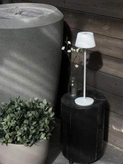 April LED oppladbar utelampe bord IP65 40cm hvit