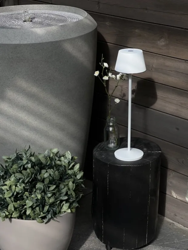 April LED oppladbar utelampe bord IP65 40cm hvit