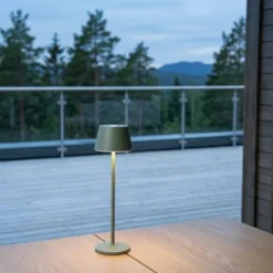April LED oppladbar utelampe bord IP65 40cm grønn
