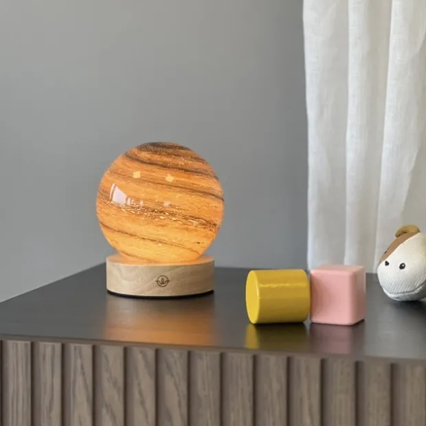 Planet LED oppladbar bordlampe 14,5cm rød