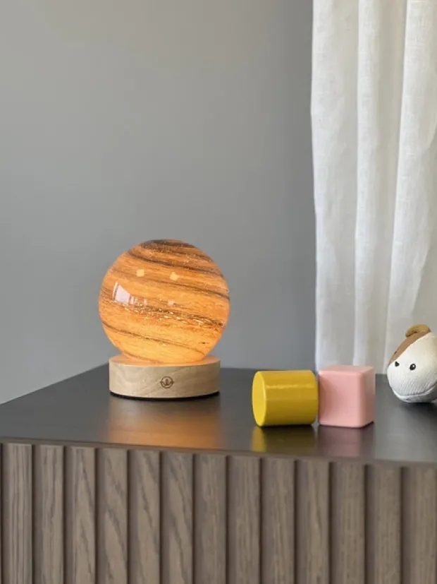Planet LED oppladbar bordlampe 14,5cm rød
