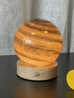 Planet LED oppladbar bordlampe 14,5cm rød