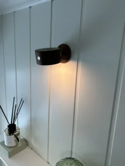 Thea Magnet LED oppladbar vegglampe 7cm brun