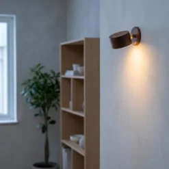 Thea Magnet LED oppladbar vegglampe 7cm brun